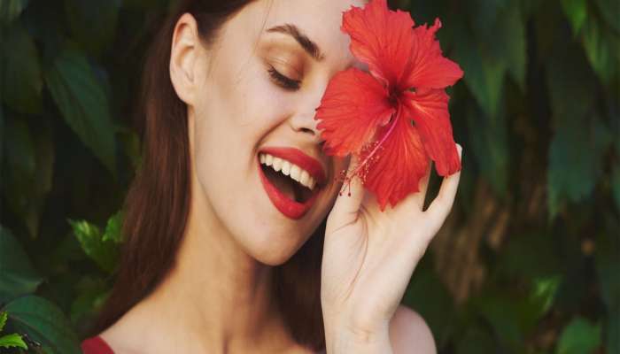 Hibiscus: મફતમાં મળતા આ લાલ ફૂલથી ચહેરાની કરચલીઓ થશે ઓછી, 40 વર્ષે પણ ત્વચા દેખાશે 25 જેવી