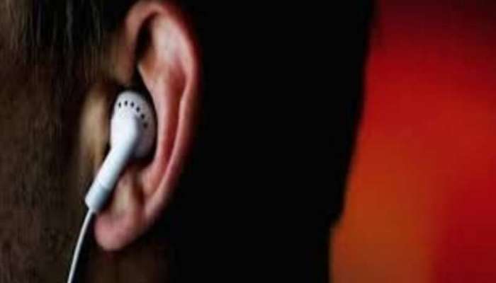 Earphones Use: ઈયરફોનનો વધુ પડતો ઉપયોગ તમને કરી શકે છે બહેરા!