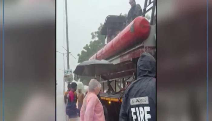 જામનગર: વિકટ પરિસ્થિતિમાં નાગરિકોની મદદે સાંસદ, ફસાયેલા લોકોનું રેસ્ક્યૂ તેમજ ફૂડ પેકેટ સહિતની મદદ પહોંચાડી....