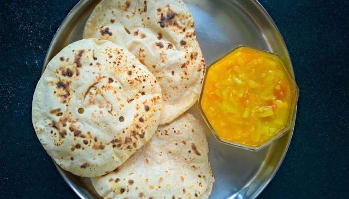 Roti ke Niyam: થાળીમાં 3 રોટલી લઈ જમવું અશુભ, તમે છતા જો કોઈ વ્યક્તિ આ કામ કરે તો શું થાય તેની સાથે જાણો