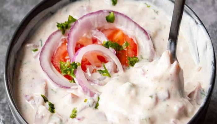 Onion with Curd: આયુર્વેદ દહીં અને ડુંગળી એકસાથે ખાવાની કરે છે મનાઈ, ખાવાથી થાય છે આ 3 સમસ્યા