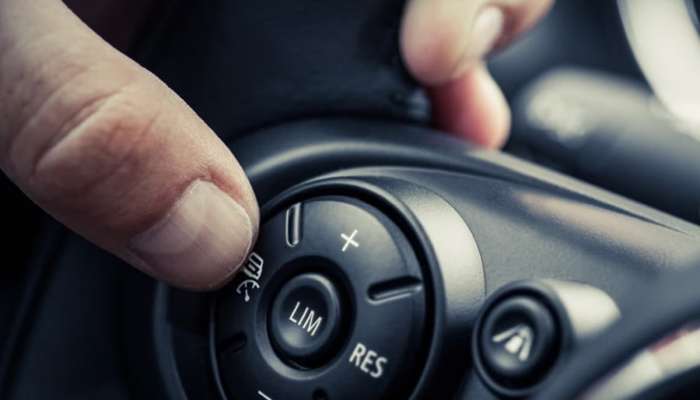 દરેક કારમાં હોય છે આ જાદુઈ ફીચર, ઓન કરશો તો જોરદાર માઇલેજ આપવા લાગશે તમારી ગાડી