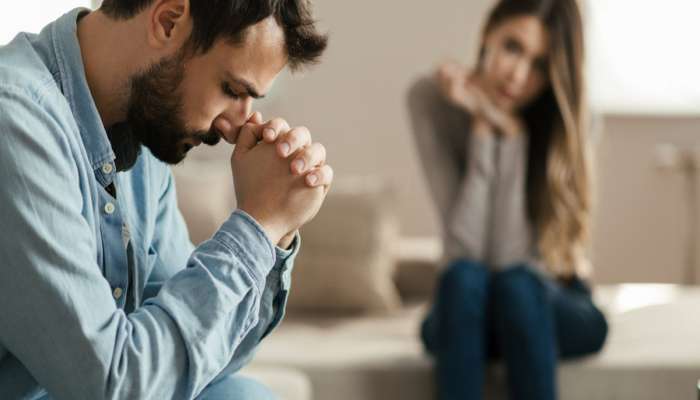 Relationship Tips: રિલેશનશીપમાં આ 5 લક્ષણ જોવા મળે તો સમય બગાડ્યા વિના કરી લેવું બ્રેકઅપ