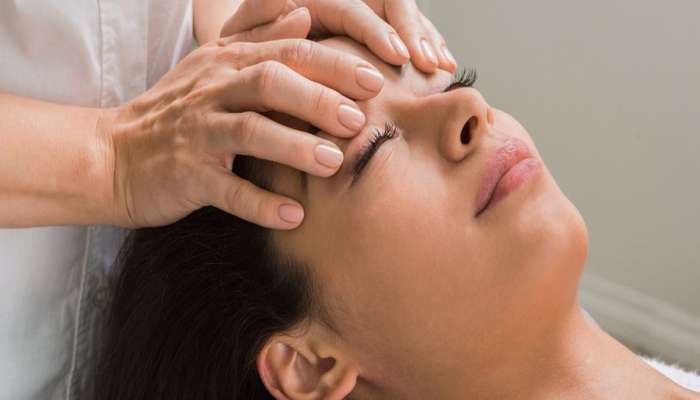Headache: દવા લીધા વિના મટી જશે માથાનો દુખાવો, આ 3 માંથી કોઈ 1 તેલથી કપાળે કરો માલિશ