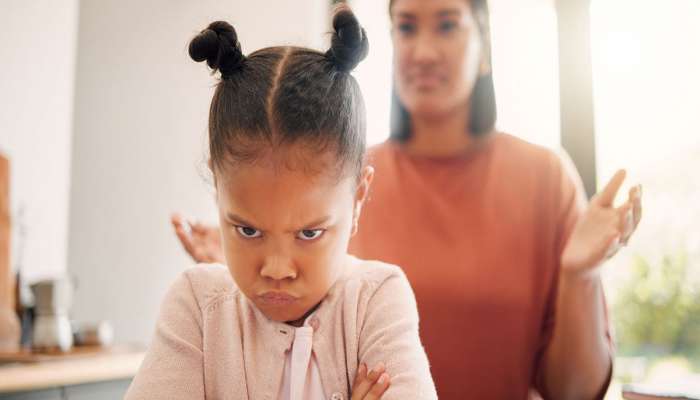 Parenting Tips: આ 5 ખરાબ ટેવ ઝડપથી પડી જાય છે બાળકને, માતાપિતાએ ખાસ ધ્યાન રાખવું