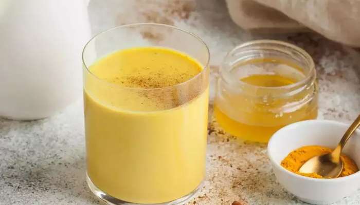 Turmeric Milk With Ghee: રાત્રે હળદર અને ઘીવાળુ 1 ગ્લાસ દૂધ પીવા લાગો, આ 6 સમસ્યા દવા વિના મટી જશે