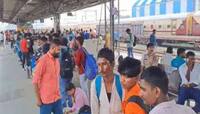 દિવાળી પહેલાં પરપ્રાંતિયો વતન જવા રવાના, જો તમે ટ્રેનમાં મુસાફરી કરવાના હોય તો વાંચી