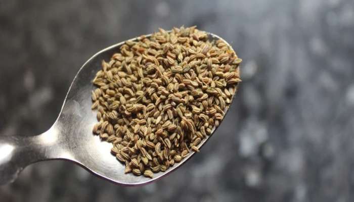 Ajwain: રાત્રે હુંફાળા પાણી સાથે 1 ચમચી અજમો ખાવાથી મટી જાય છે આ બીમારીઓ