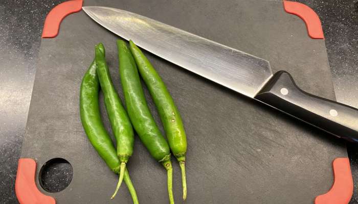 Green Chilli: કિલો મરચા સમારશો તો પણ હાથમાં બળતરા નહીં થાય, આ ટ્રીક અપનાવી કાપજો મરચાં