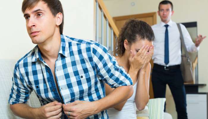 Extramarital Affair: જો પત્નીમાં આ 6 સંકેત જોવા મળે તો સમજી જજો પારકા પુરુષ સાથે ચાલે છે લફરું! તમારી સાથે સંબંધમાં નથી રહ્યો રસ