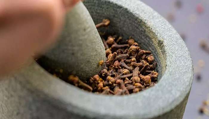 Clove: રોજ આ રીતે 1 લવિંગ ખાશો તો પણ તબીયત સુધરવા લાગશે, જાણો લવિંગ ખાવાની સાચી રીત