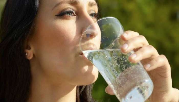 ખૂબ જ અયોગ્ય છે જરૂરિયાત કરતા વધારે પાણી પીવું, જાણો કેટલું પાણી યોગ્ય