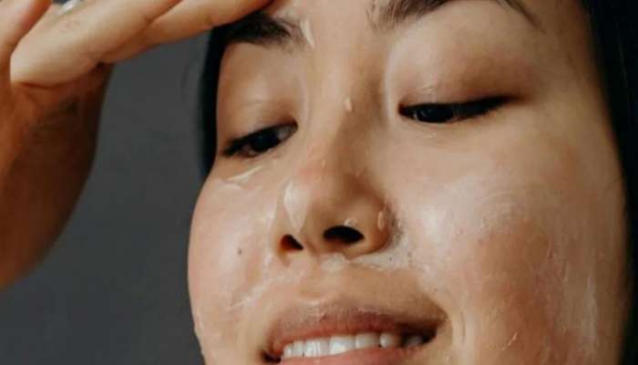 સ્કિન પરથી ડાઘ દુર કરવાનો સસ્તો ઉપાય છે ફટકડી, આ 3 માંથી કોઈ એક રીતે કરો ઉપયોગ