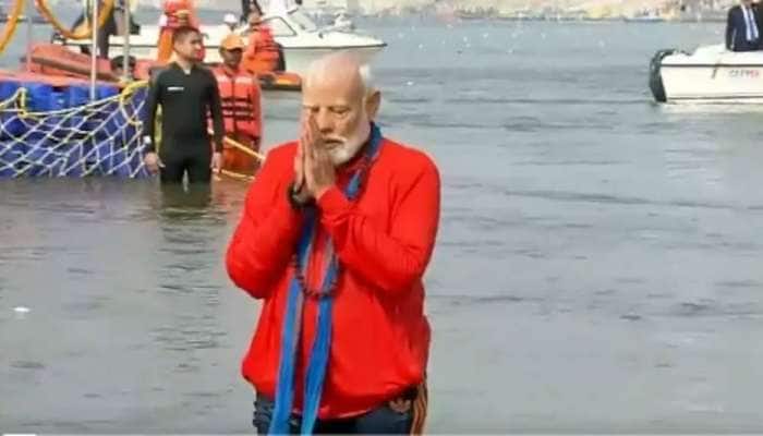 મહાકુંભ પહોંચ્યા PM મોદી, ત્રિવેણી સંગમમાં લગાવી આસ્થાની ડુબકી, જુઓ Video