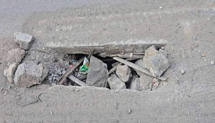 નવસારીમાં ઠેર ઠેર ખુલ્લી પડી છે મોતની ગટરો, વારંવાર રજૂઆત છતાં તંત્રના આંખ આડા કાન