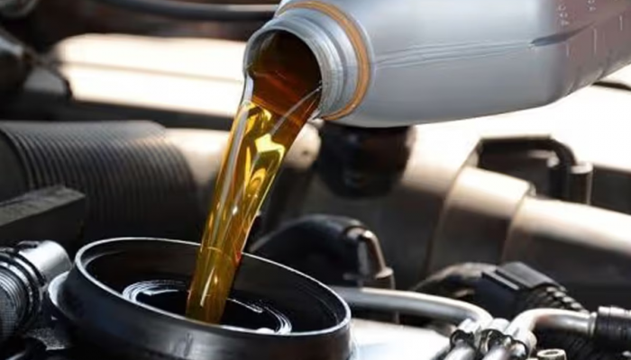 કેટલા દિવસોમાં બદલવું જોઈએ Engine Oil, એક અઠવાડિયાની વિલંબ પણ પડી શકે છે ભારે