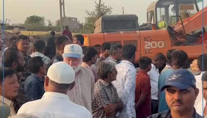 હિટાચી મશીન દબાઇ જતા મહિલાના રામ રમી ગયા!, અન્ય એક મહિલાને સારવાર માટે હોસ્પિટલ ખસેડાઇ