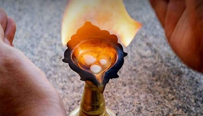 Vastu Upay: કપૂરના ઉપાય આ વિધિથી કરશો તો ફળશે, જીવનમાં ક્યારેય નહીં આવે પૈસાની તંગી