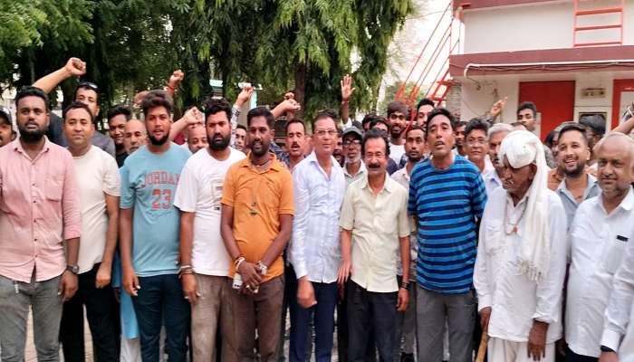 અશાંત ધારો છતાં વિધર્મીને મિલકત તબદીલ થતાં ભારે વિરોધ, આણંદના રહીશો જંગે ચઢ્યા 