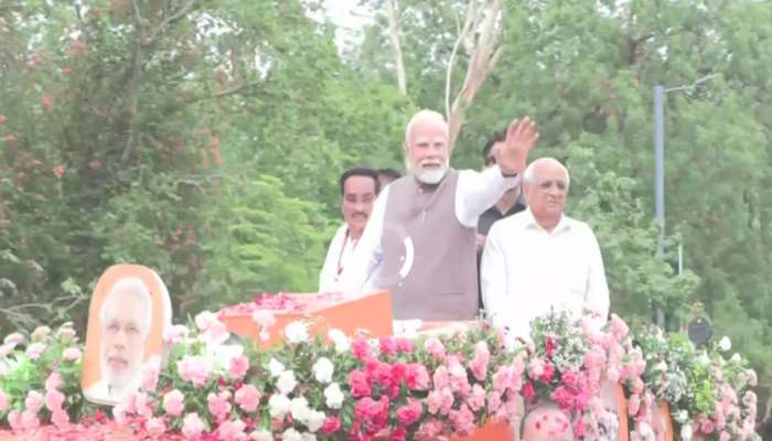 આજે ગાંધીનગરમાં પીએમ મોદીનો ભવ્ય રોડ શો, લોકોએ વ્હાલા પ્રધાનમંત્રી પર ફુલોથી વરસાવ્ય