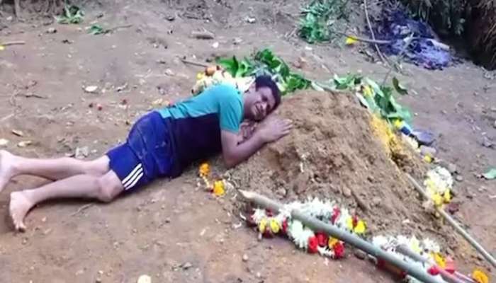 દીકરાની કબરને ચીપકીને રડી પડ્યા પિતા, બેંગલુરુ નાસભાગમાં એકનો એક દીકરો ગુમાવ્યો 