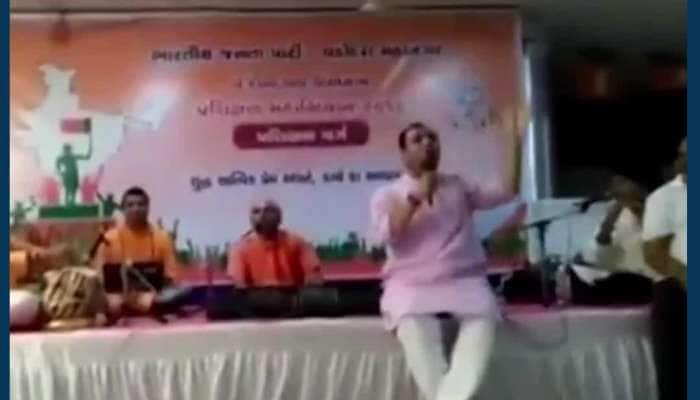 દિવંગત પૂર્વ CM વિજય રુપાણીનો જૂનો વીડિયો વાયરલ,વંદે માતરમ ગીત ગાઇ રહ્યા હતા!