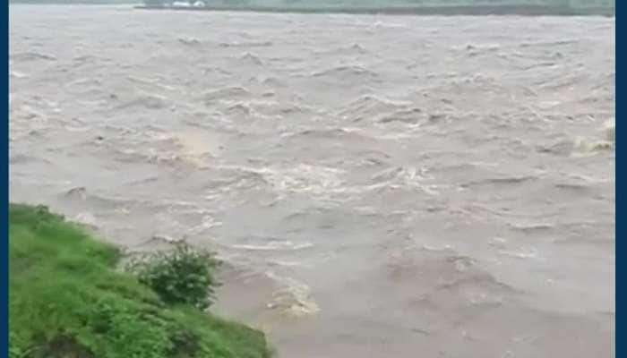 વલસાડ જિલ્લામાં ભારે વરસાદથી નદીઓમાં નવા નીર, મધુબન ડેમમાંથી 50 હજાર ક્યુસેક પાણી છોડાયું...