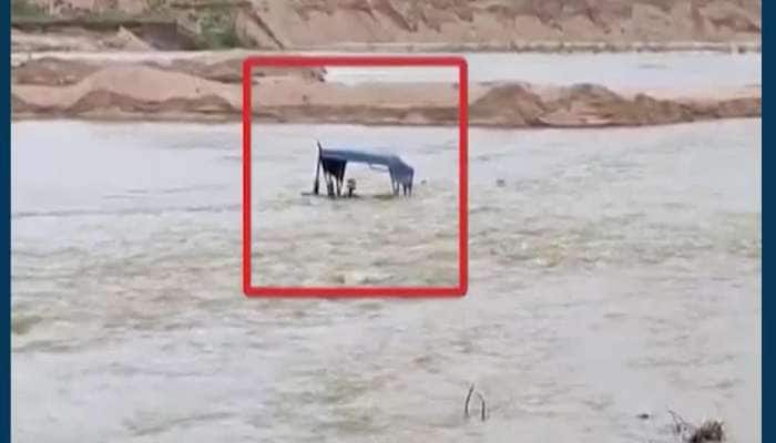 છોટાઉદેપુરના સિથોલ ગામે નદીમાં અચાનક પાણી છોડાતાં રેતી ભરવા આવેલું ટ્રેક્ટર ડૂબ્યું