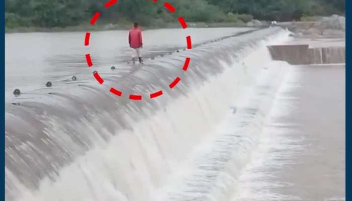  અરવલ્લીમાં ઓરસંગ નદીના ધમસમતા પાણીના પ્રવાહ વચ્ચે યુવક પાર કરી રહ્યો છે ડેમ