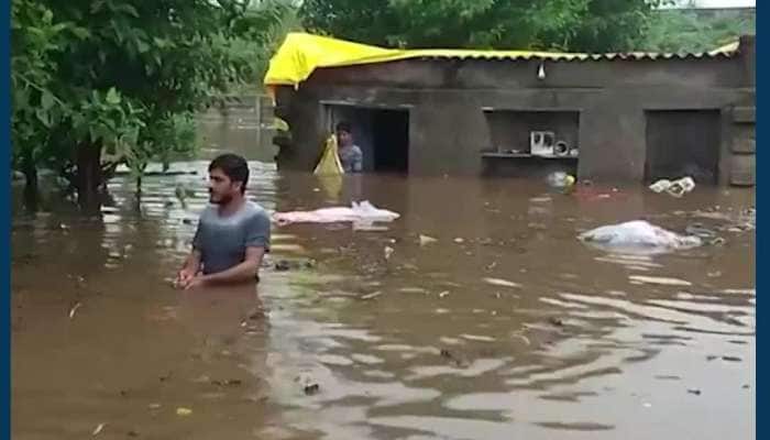 બનાસકાંઠાના અમીરગઢમાં વરસાદ બન્યો આફત, ઘરોમાં વરસાદી પાણી ફરી વળતા લોકોની ઘરવખરી તણાઈ