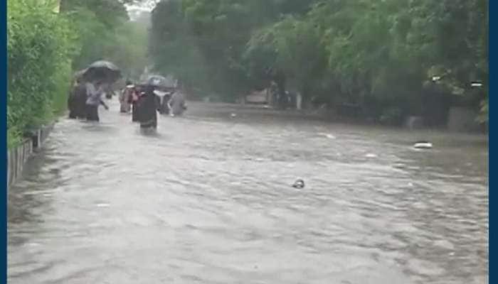 ચાર કલાકમાં 6 ઈંચ વરસાદ ખાબકતા સુરત શહેરમાં જળબંબાકાર, કોર્પોરેશનના પાપે શહેરીજનોને ભારે હાલાકી....
