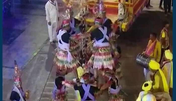 કલાકારોએ જગન્નાથ મંદિર પરિસરમાં રજૂ કર્યું પારંપરિક આદિવાસી નૃત્ય