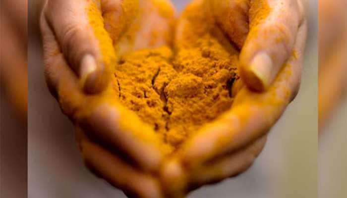 ગુરુવારે પાણીમાં હળદર ઉમેરી કરો આ 4 કામ, જીવનમાં જોવા મળશે સકારાત્મક ફેરફાર