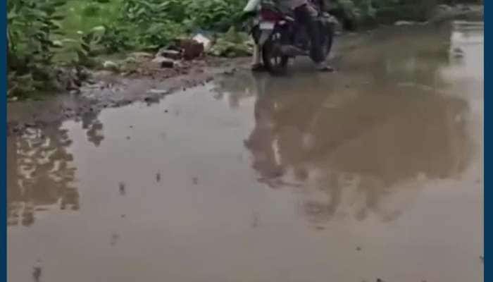 VIDEO: ઓ બાપ રે આ મહિલાનો જબરદસ્ત છે વીડિયો, ખાડામાં પડતાં જ તંત્રને મણ મણની ચોપડાવી