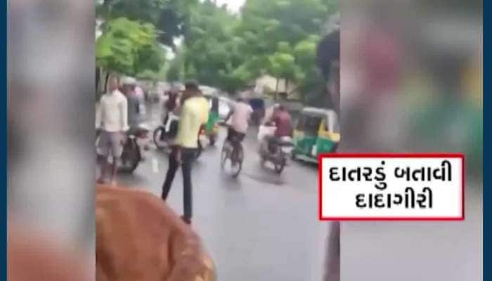 Clashes with cattle-catching team in surat kapodra watch video