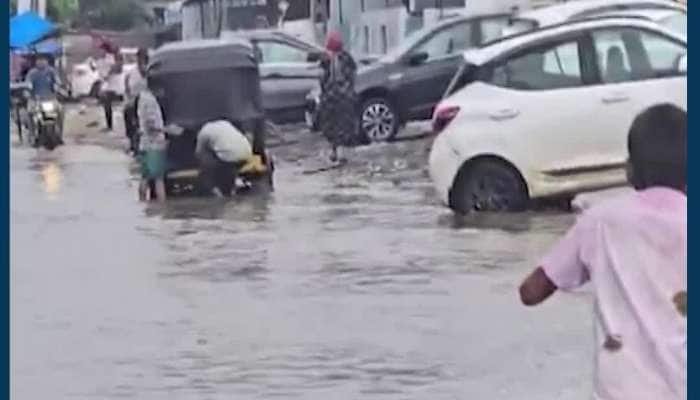 કચ્છ: આદીપુરમાં વરસાદી પાણીમાં ફસાઈ સ્કૂલ રિક્ષા, વિદ્યાર્થીઓને ધક્કા મારવાનો વારો આવ્યો 