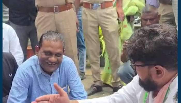 નવસારી:MLA અનંત પટેલે મહારાષ્ટ્ર અધિકારીને નીચે બેસાડી ભાષા વિવાદ અંગે કરી મીઠી ટકોર