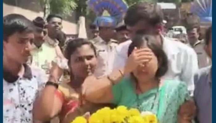 VIDEO: મહારાષ્ટ્ર સંગમનેરમાં રહેતા શહીદ CRPF જવાનની રાજકીય સન્માન સાથે અંતિમવિધિ...