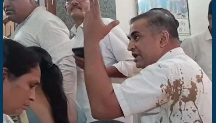 VIDEO: સુરત મનપા સભામાં AAP કોર્પોરેટર કીચડવાળા કપડા પહેરીને સભાખંડમાં પહોંચ્યા...