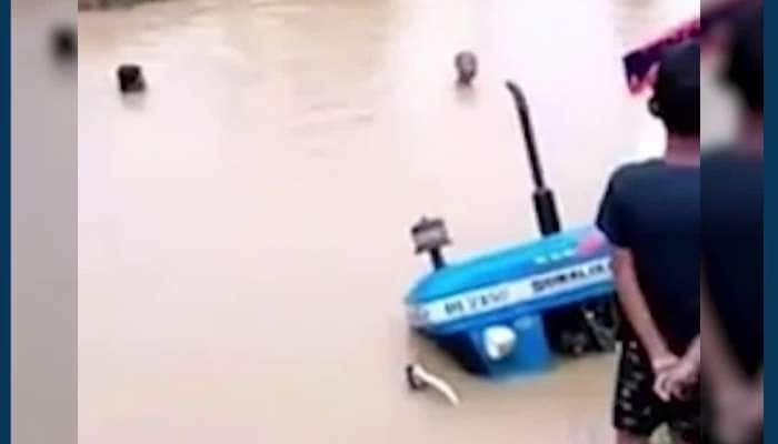 VIDEO: નદીમાં ટ્રેક્ટર પલટ્યું તો ચાલક તરીને સામે કાંઠે પહોંચ્યો અને જીવ બચાવ્યો!