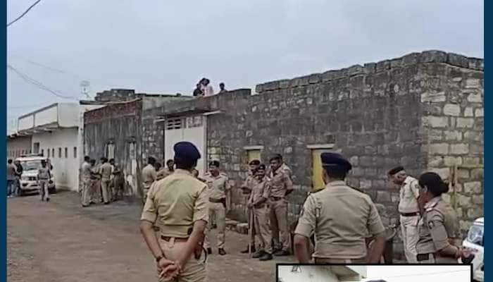 જૂનાગઢ: વિશળ હડમતીયા ગામે રસ્તો બંધ કરવા મામલે અધિકારીના ધામા,પોલીસ બંદોબસ્ત ગોઠવાયો