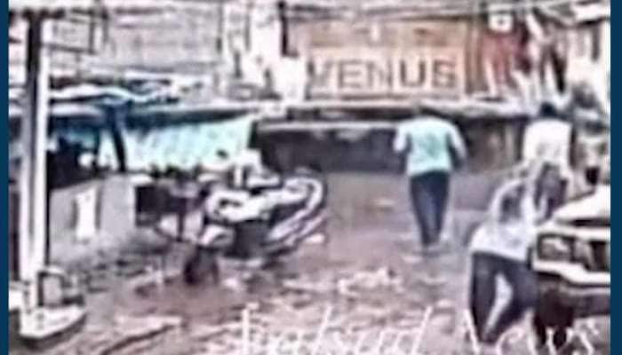 VIDEO: લોકો નીચે ઊભા હતા અને ઉપરથી પડી કોમ્પલેક્ષની દિવાલ! CCTVમાં દ્રશ્યો કેદ
