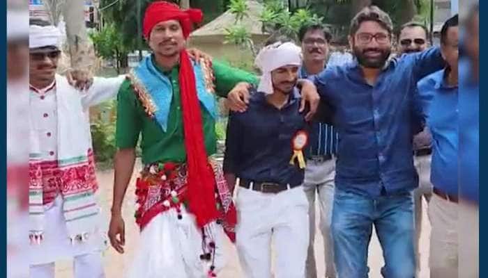 ધારાસભ્ય જીજ્ઞેશ મેવાણીનો અનોખો અંદાજ! વિદ્યાર્થીઓ સાથે આદિવાસી નૃત્યની રમઝટ બોલાવી, જુઓ VIDEO