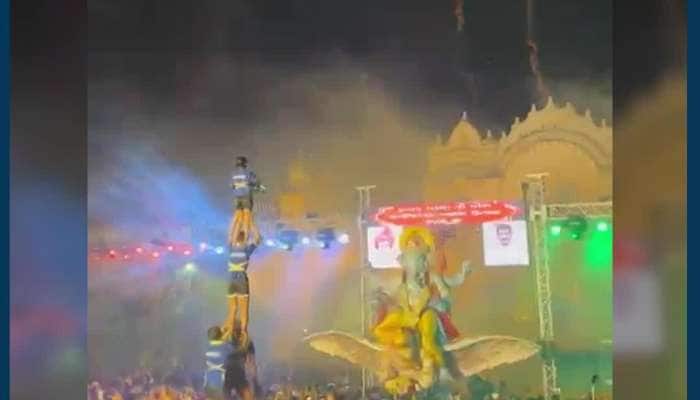 વડોદરામાં આતશબાજી સાથે ગણેશજીની ભવ્ય આગમન યાત્રા, જુઓ VIDEO