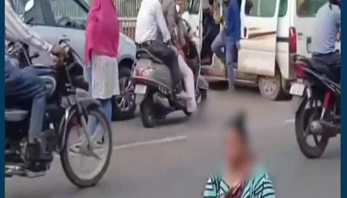 Video: ઓહ તારી....આ મહિલાએ તો ભારે કરી! લારીવાળાએ બે પાણીપૂરી ઓછી આપી તો રોડ પર બેસી