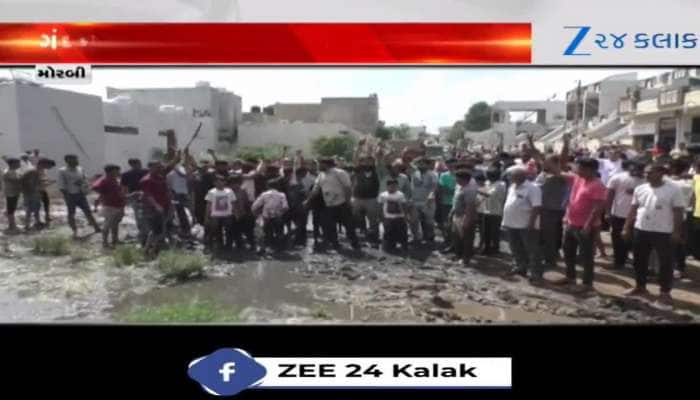 મોરબી: ઘુટું ગામના લોકો ગંદકીથી પરેશાન, કિચડમાં ગરબા રમીને લોકોએ કર્યો વિરોધ