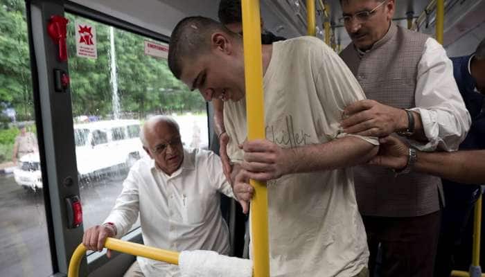 આ તસવીરને શું કેપ્શન આપશો? ઈ-બસમાં સવાર મુખ્યમંત્રીનો દિવ્યાંગ બાળક સાથે હળવો સંવાદ