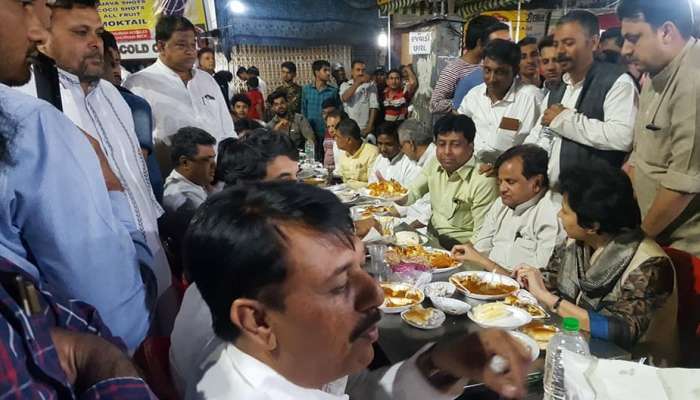 Photos : કોંગ્રેસી નેતાઓનું અમદાવાદના ફેમસ માણેકચોકમાં રાત્રિ ભોજન