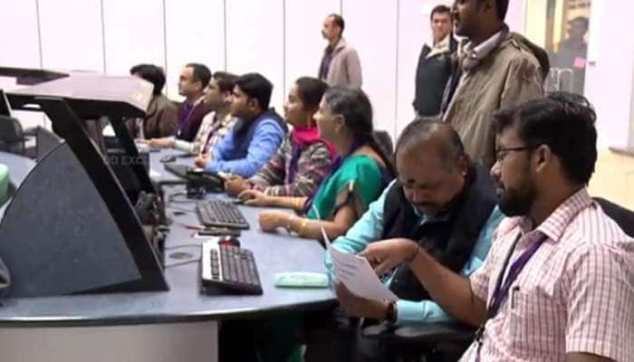 ચંદ્રયાન-2: વધ્યા ધબકારા, જુઓ ISRO સેન્ટરથી વૈજ્ઞાનિકોની લાઇવ PHOTO