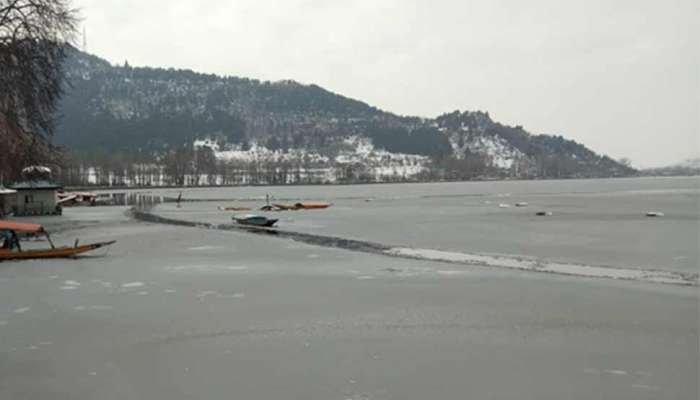 J&K: પ્રવાસીઓમાં આકર્ષણનું કેન્દ્ર એવું Dal Lake પારો ગગડી જતા થીજી ગયું, જુઓ PHOTOS